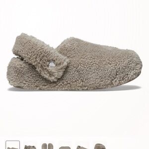 CROCS fuzzy cozy slipper